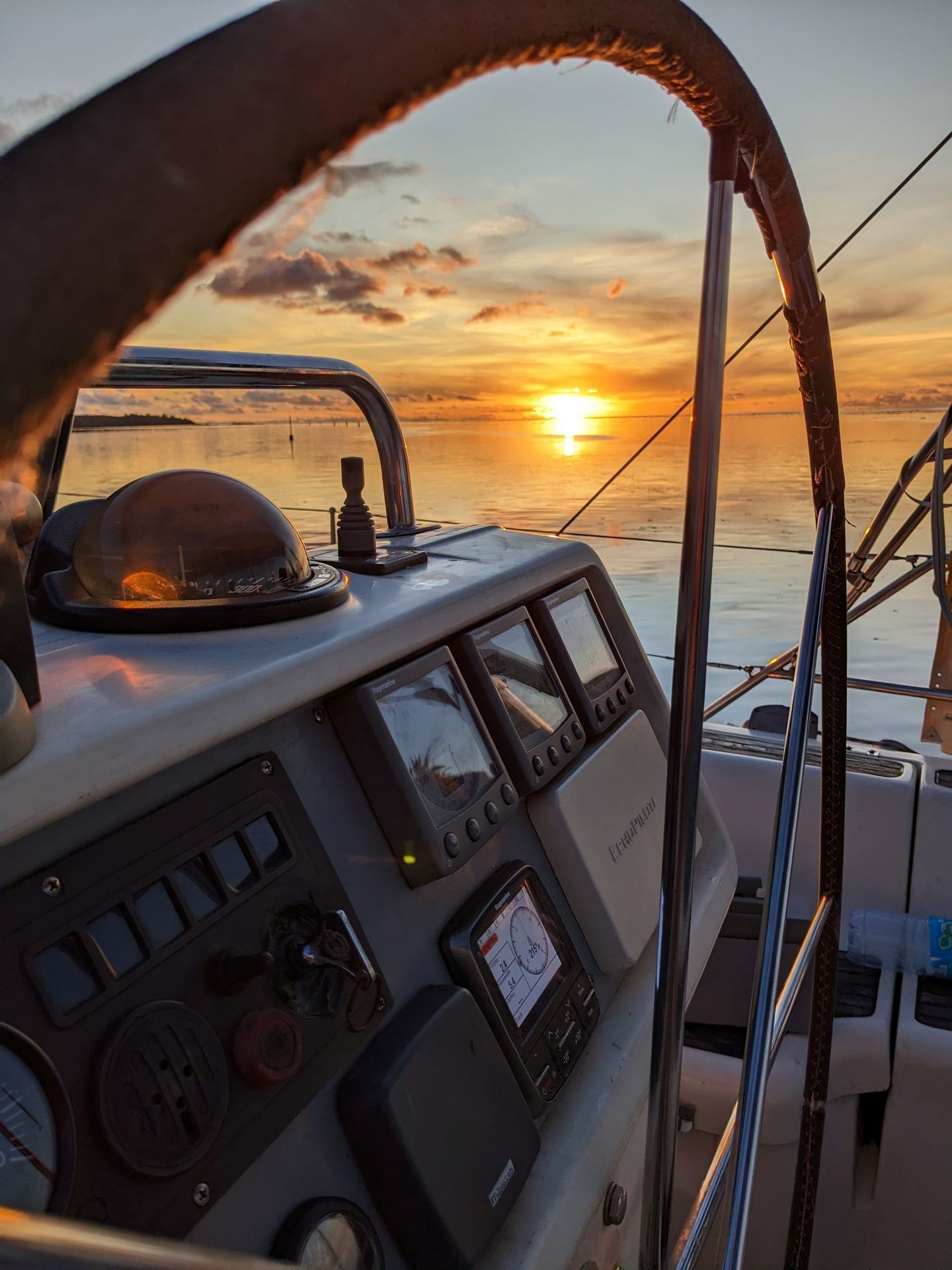 le coucher de soleil sur la barre du voilier Mori Ora - sunset colors on the wheel of Mori Ora sailboat